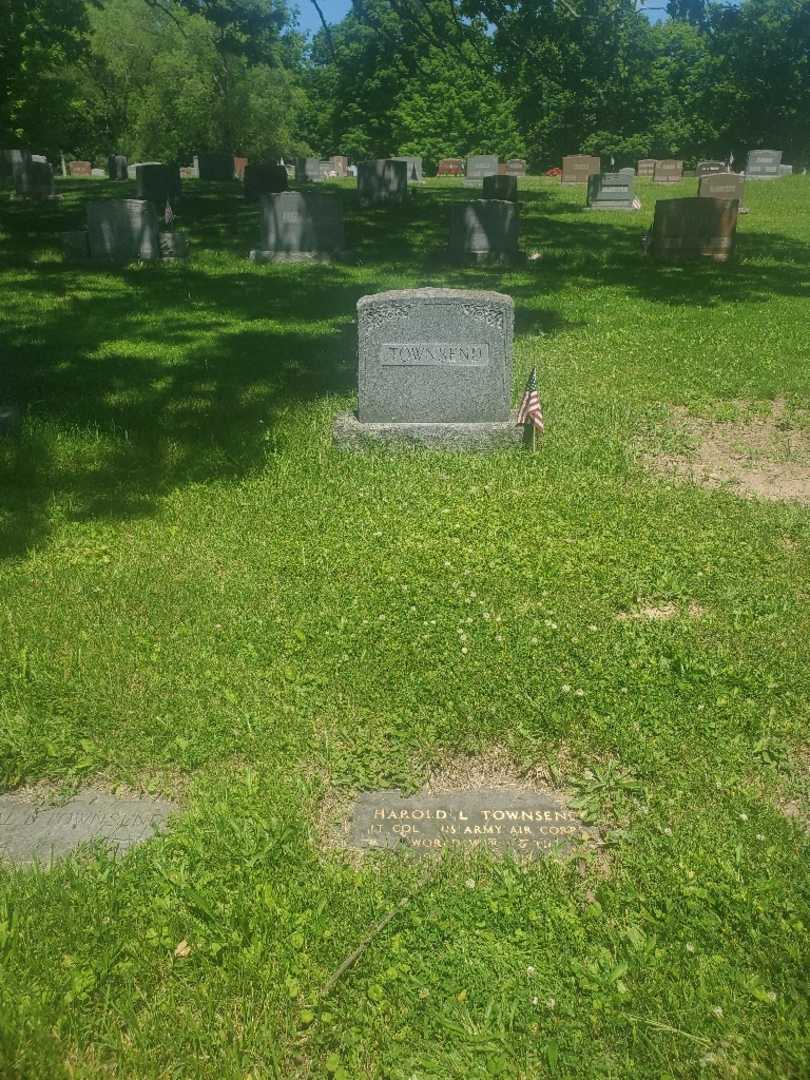 Harold L. Townsend's grave. Photo 1