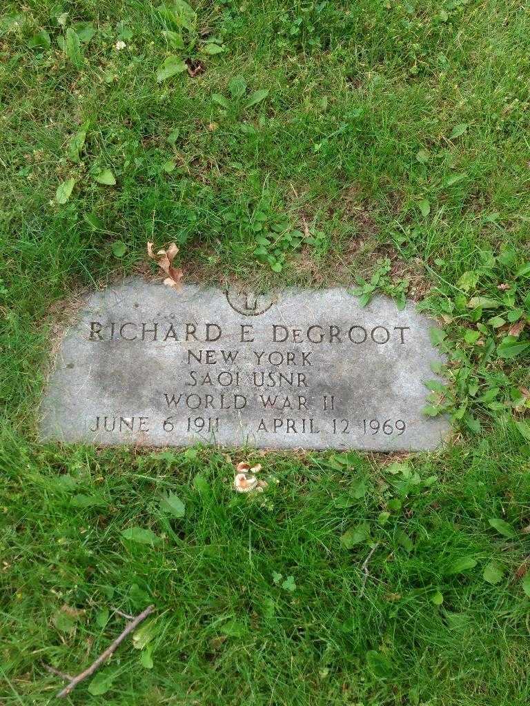 Richard E. De Groot's grave. Photo 5