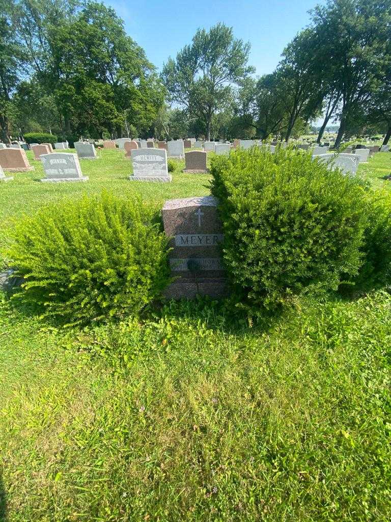 Louise Meyer's grave. Photo 1