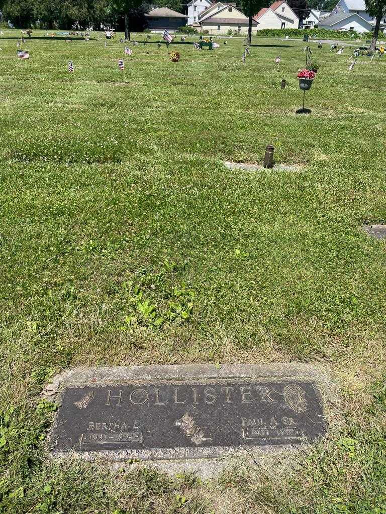 Paul A. Hollister Senior's grave. Photo 2