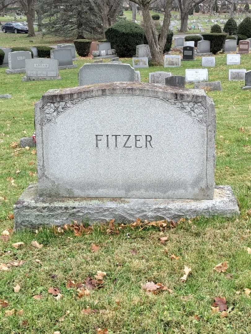 Irene Samuels Fitzer's grave. Photo 4