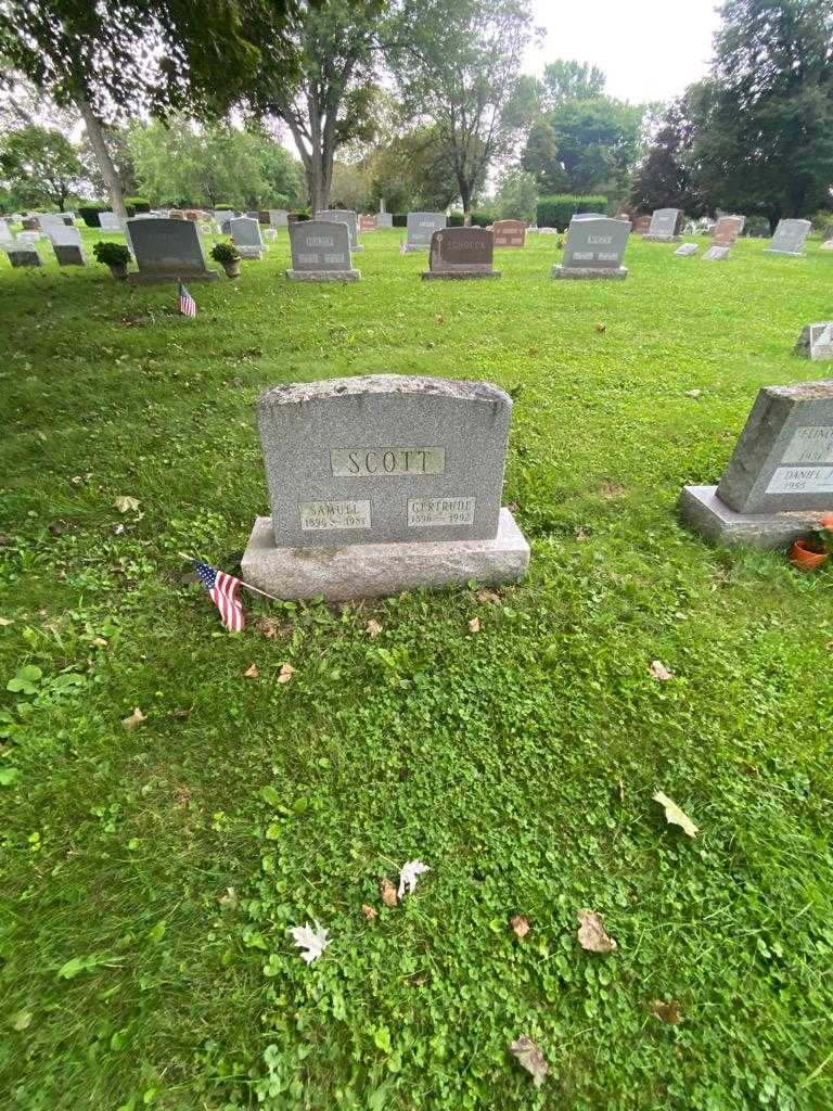 Gertrude Scott's grave. Photo 1