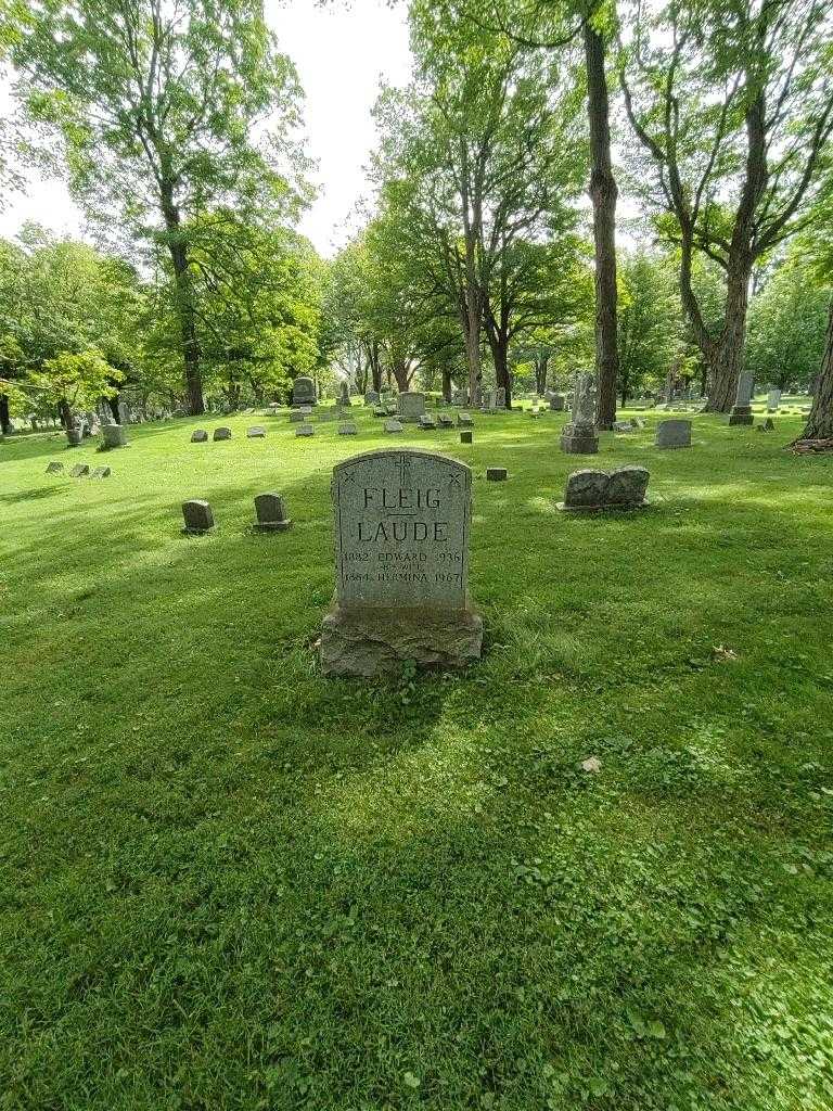 Edward E. Laude's grave. Photo 1