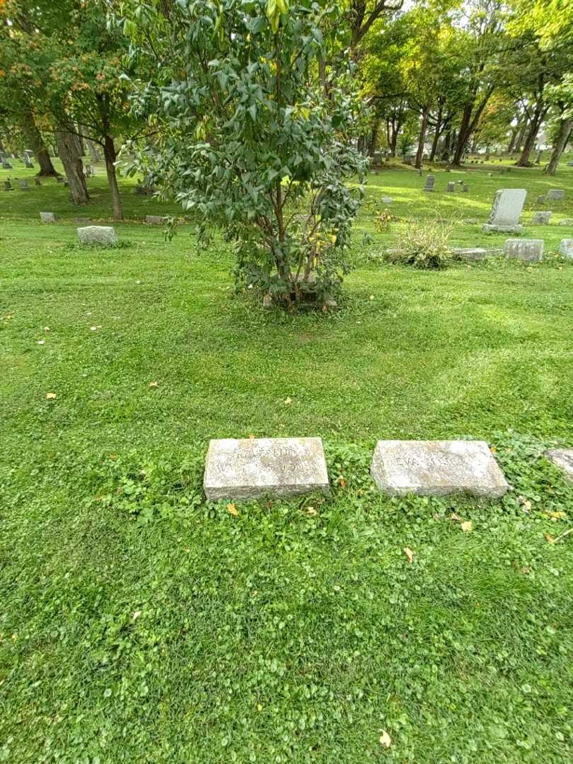 Reverend Walter E. Jones's grave. Photo 1