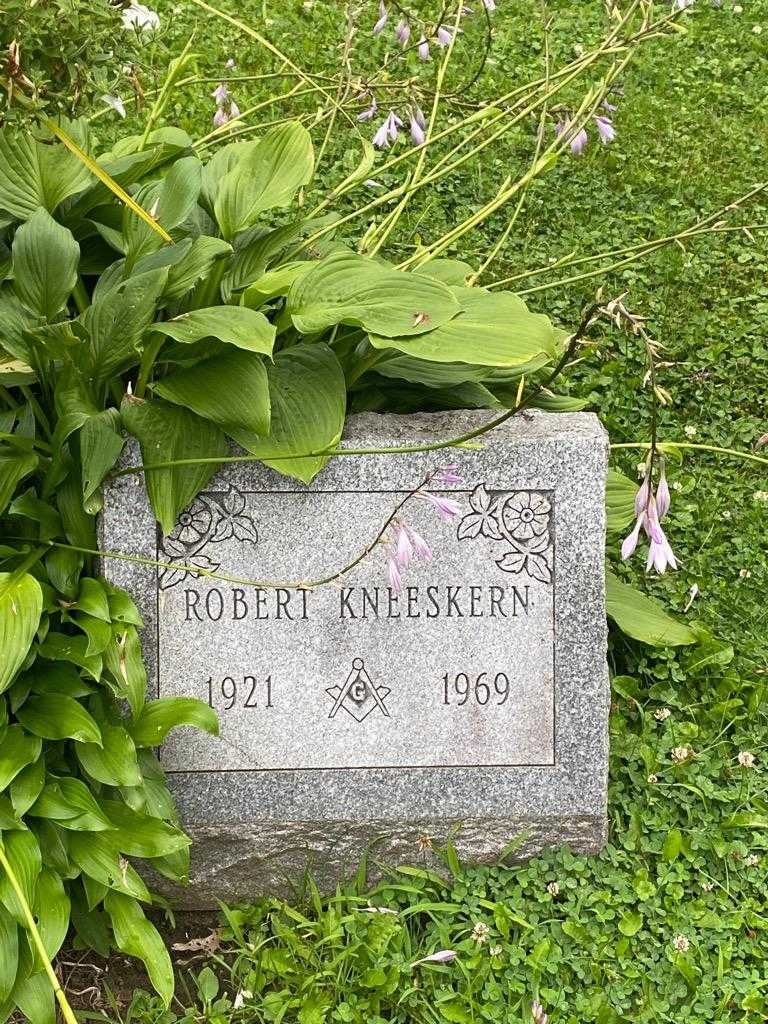 Robert Kneeskern's grave. Photo 3