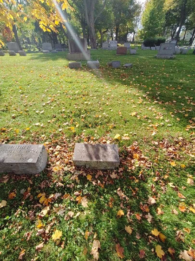 Horace E. Howe's grave. Photo 1