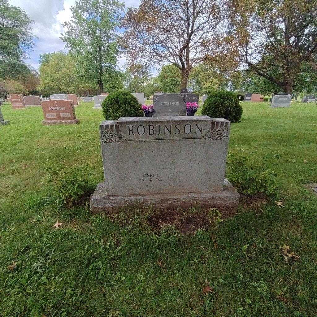 Janet L. Robinson's grave. Photo 3