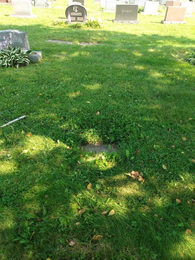 Anita Lindstrom's grave. Photo 1