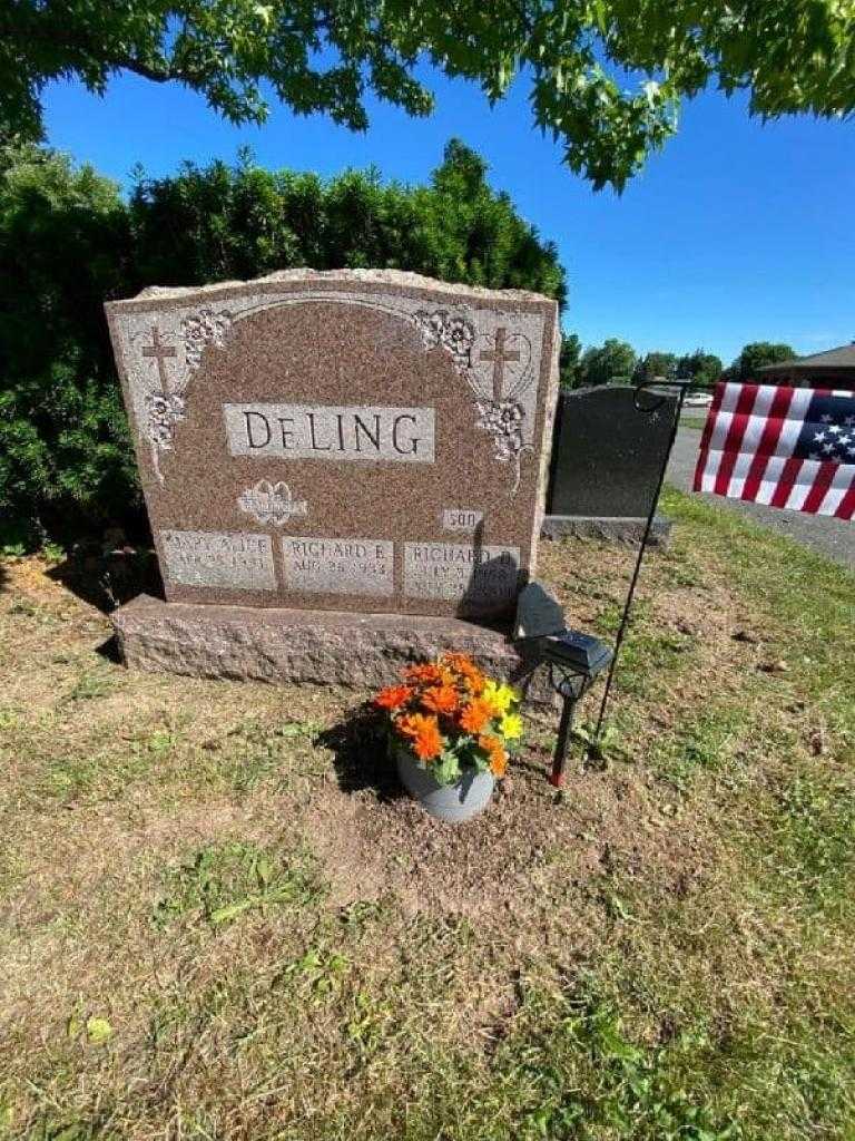 Richard Earl "Dick" DeLing's grave. Photo 2