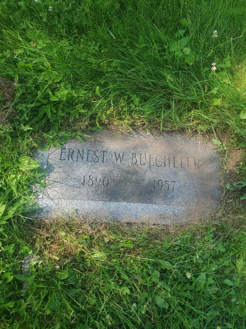 Shirley W. Buecheler's grave. Photo 1