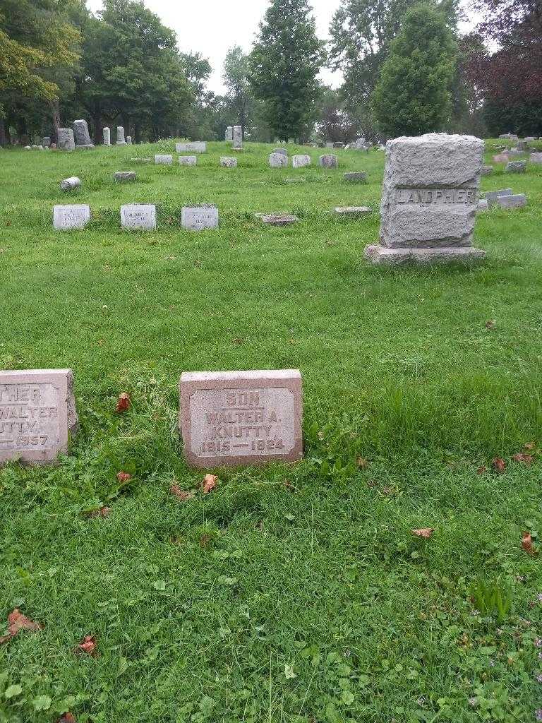 Walter A. Knutty's grave. Photo 1