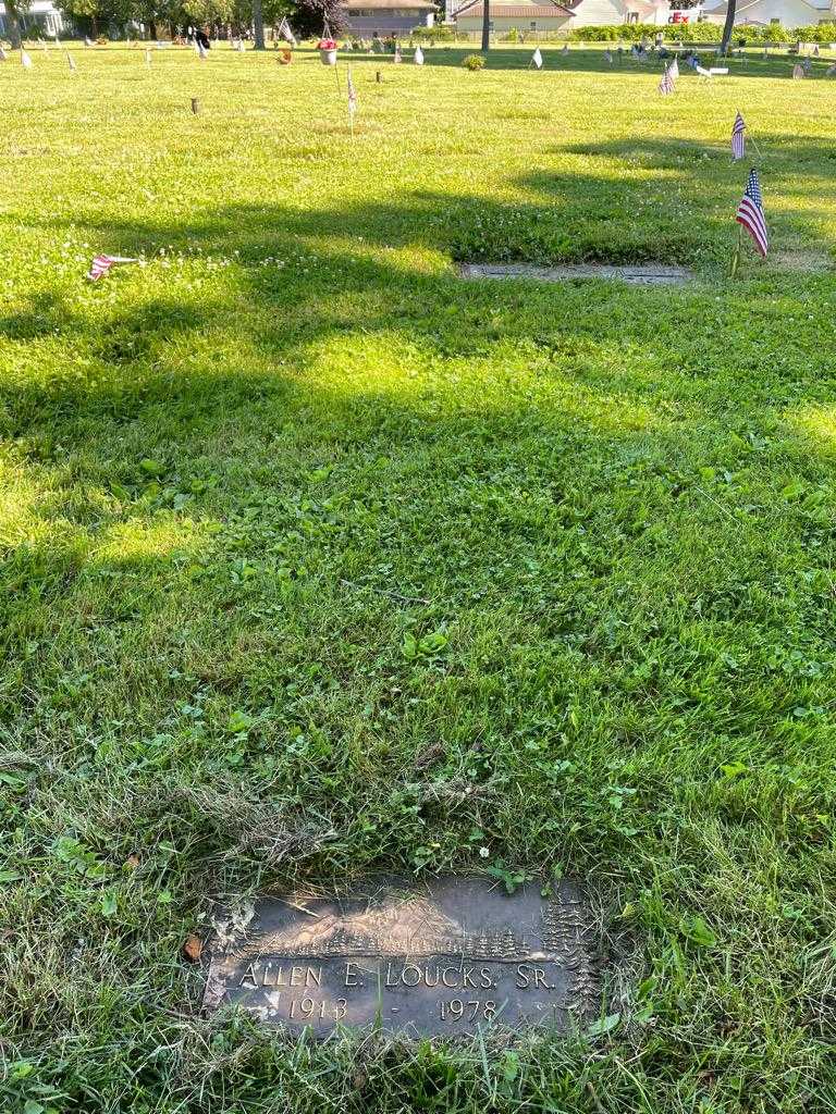 Allen E. Loucks Senior's grave. Photo 3
