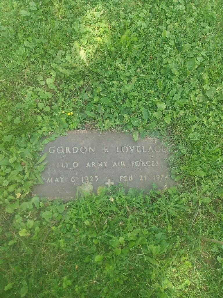 Gordon E. Lovelace's grave. Photo 3