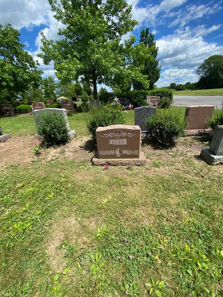 Lucille V. Reid's grave. Photo 1