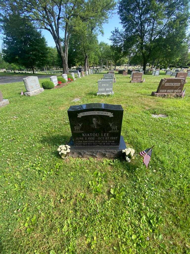 Kiatou Lee's grave. Photo 1