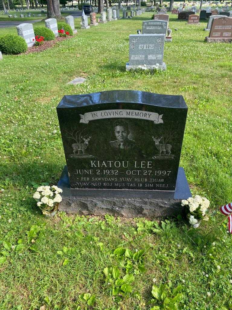 Kiatou Lee's grave. Photo 2