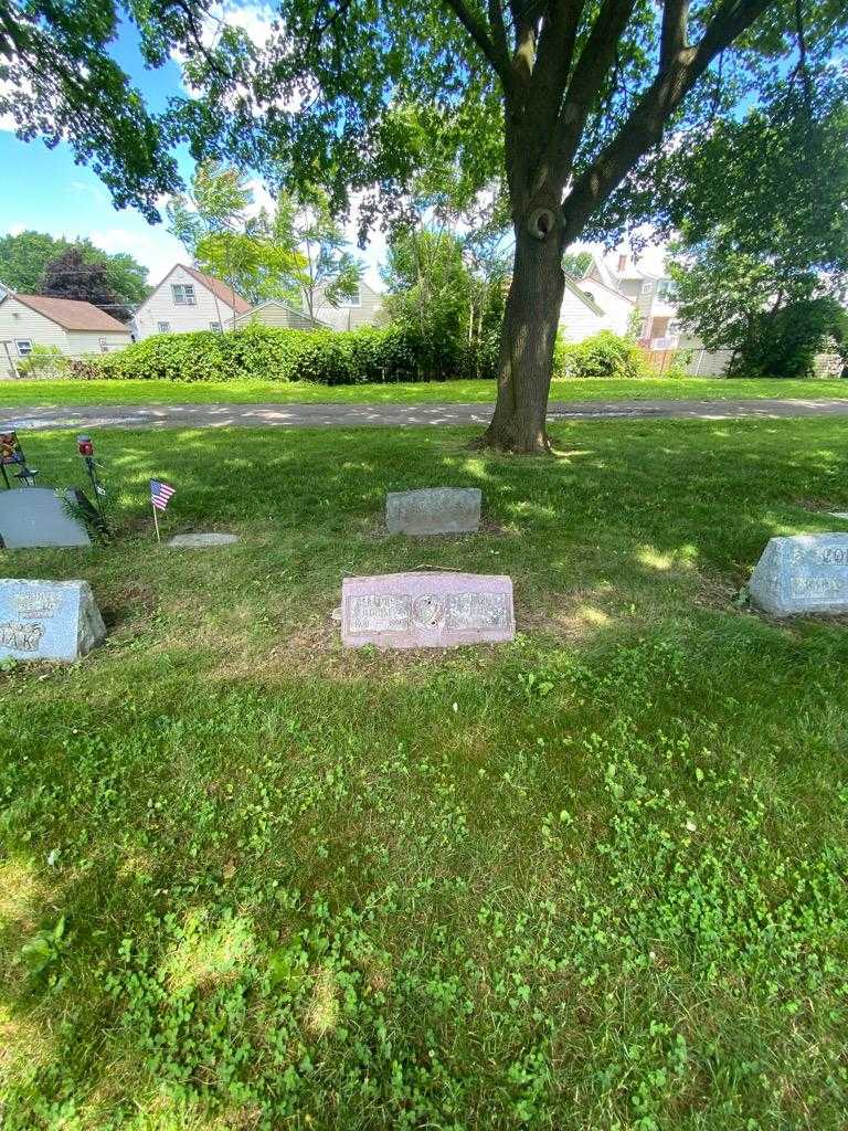 Geraldine Louise's grave. Photo 1