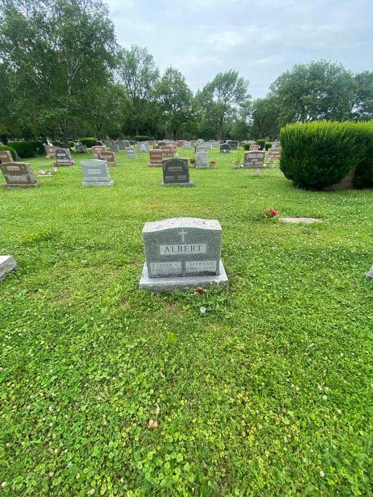 Esther C. Albert's grave. Photo 1