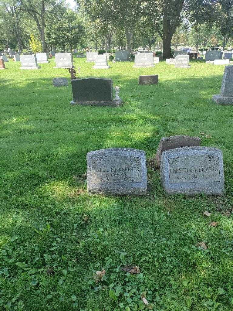 Finkbeiner "Nellie" Bryers's grave. Photo 1