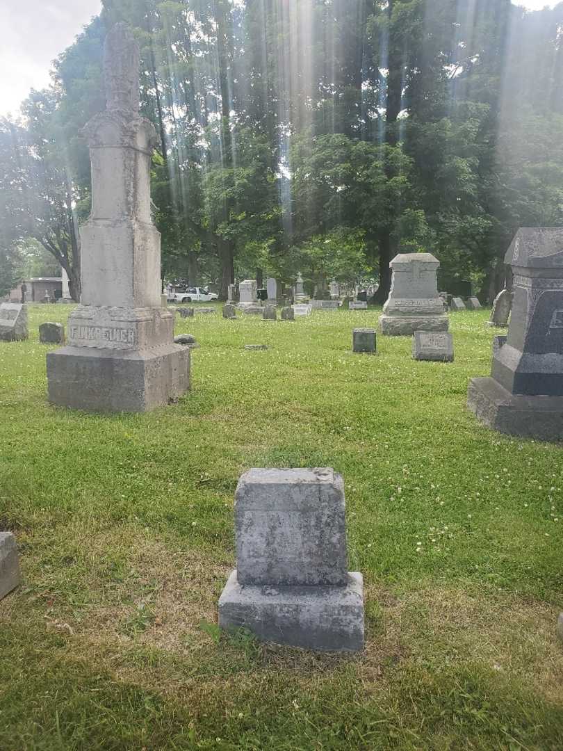 Minnie R. Shafer's grave. Photo 1