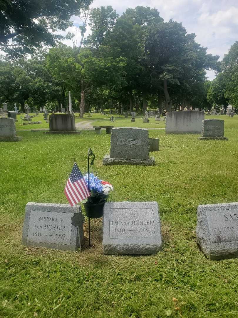 Raoul M. Von Richter's grave. Photo 1