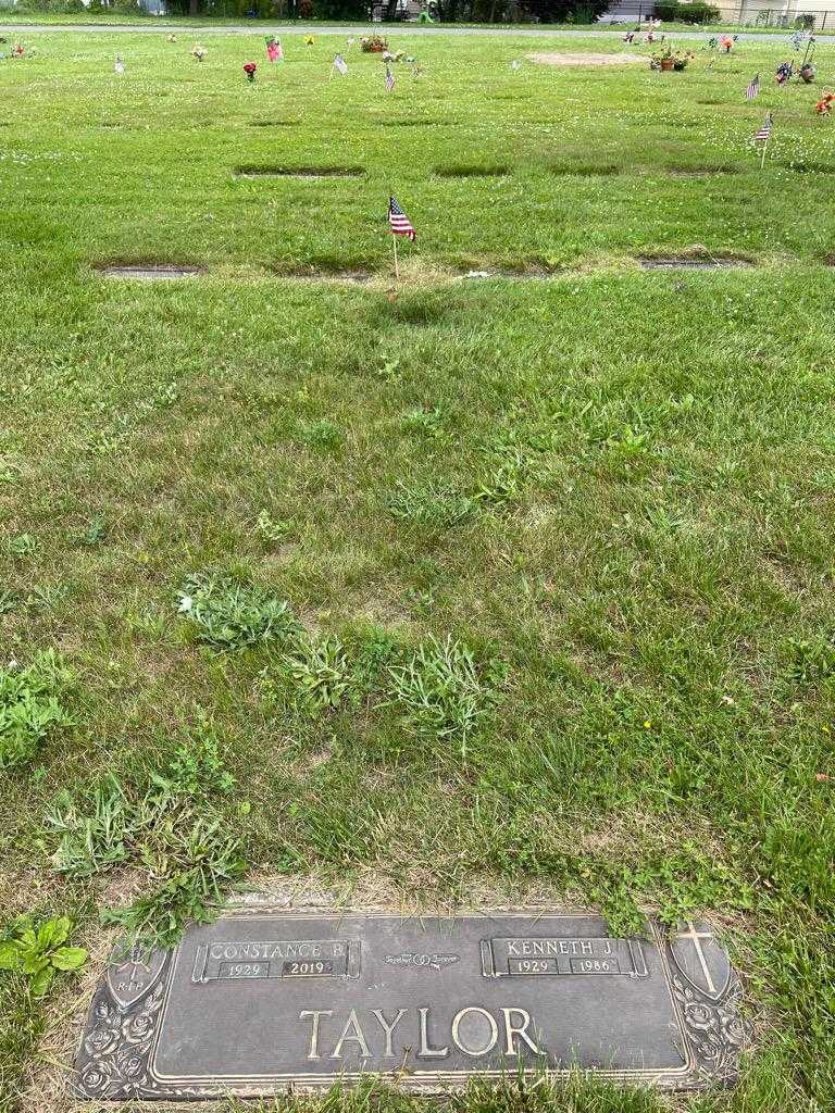 Kenneth J. Taylor's grave. Photo 2