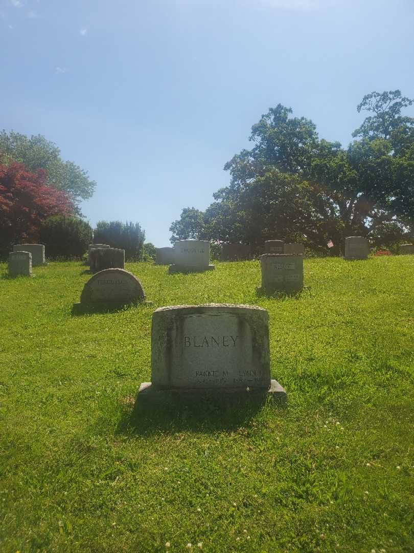 Lynn I. Blaney's grave. Photo 1