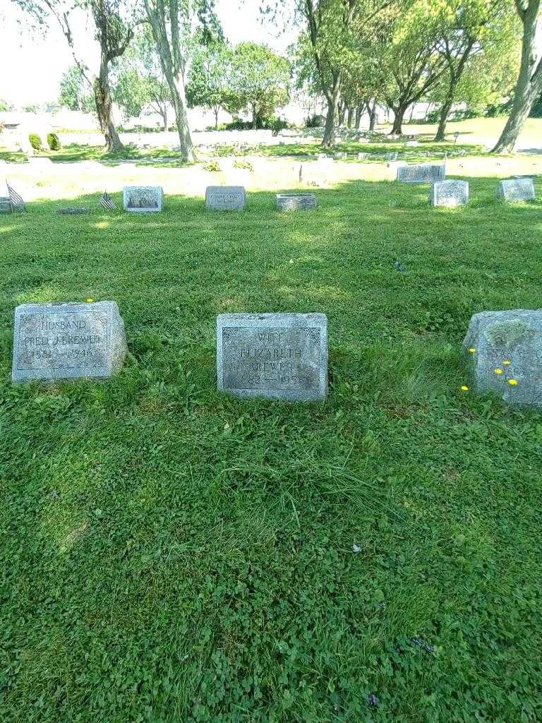 Elizabeth Brewer's grave. Photo 1