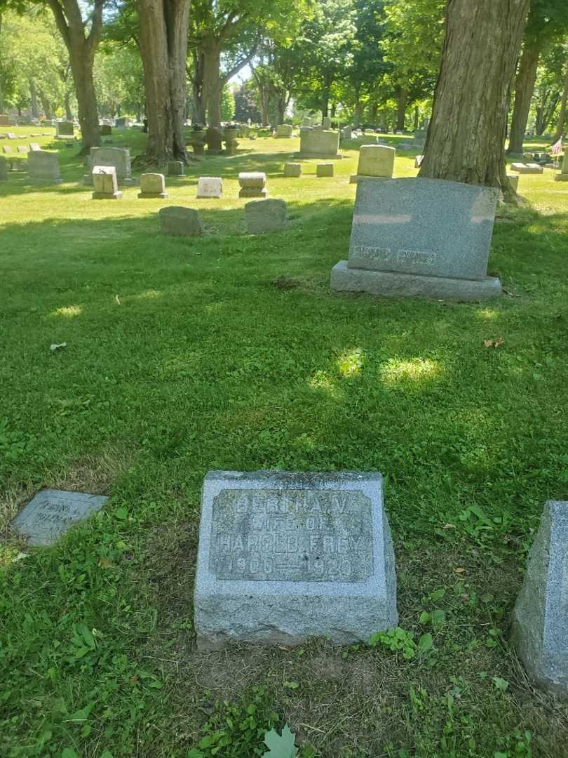 Bertha V. Frey's grave. Photo 1