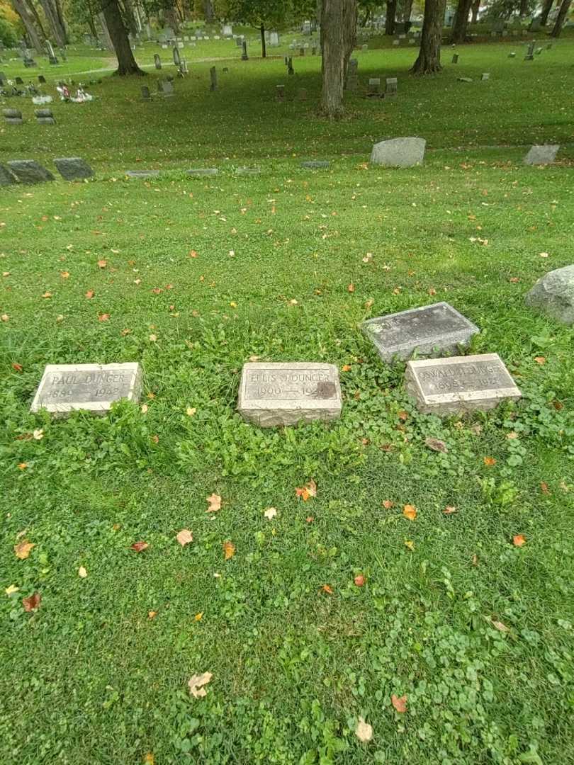 Ellis O. Dunger's grave. Photo 1