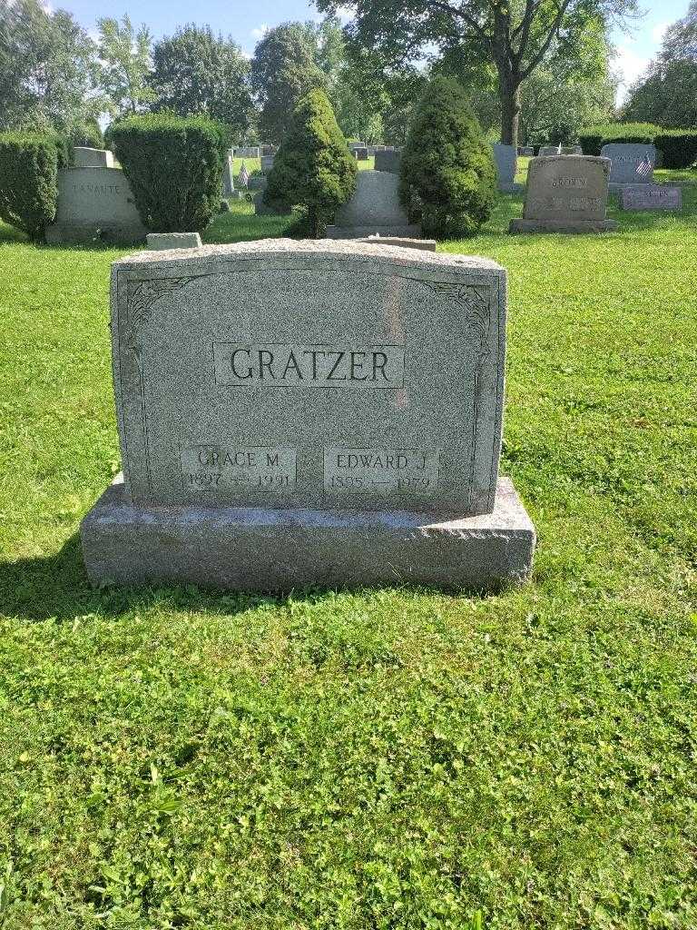 Edward J. Gratzer's grave. Photo 1