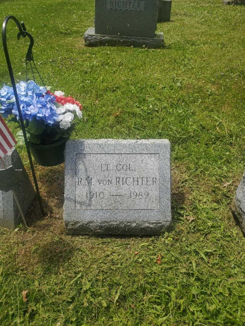 Raoul M. Von Richter's grave. Photo 2