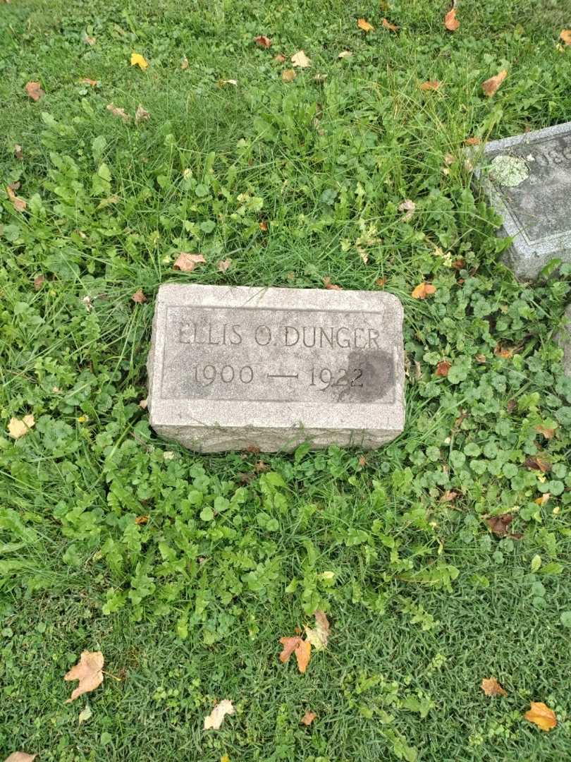 Ellis O. Dunger's grave. Photo 2