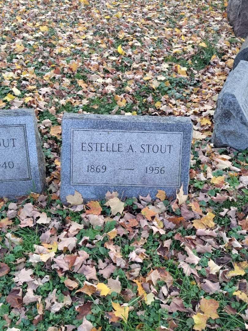 Estelle A. Mathews Stout's grave. Photo 2