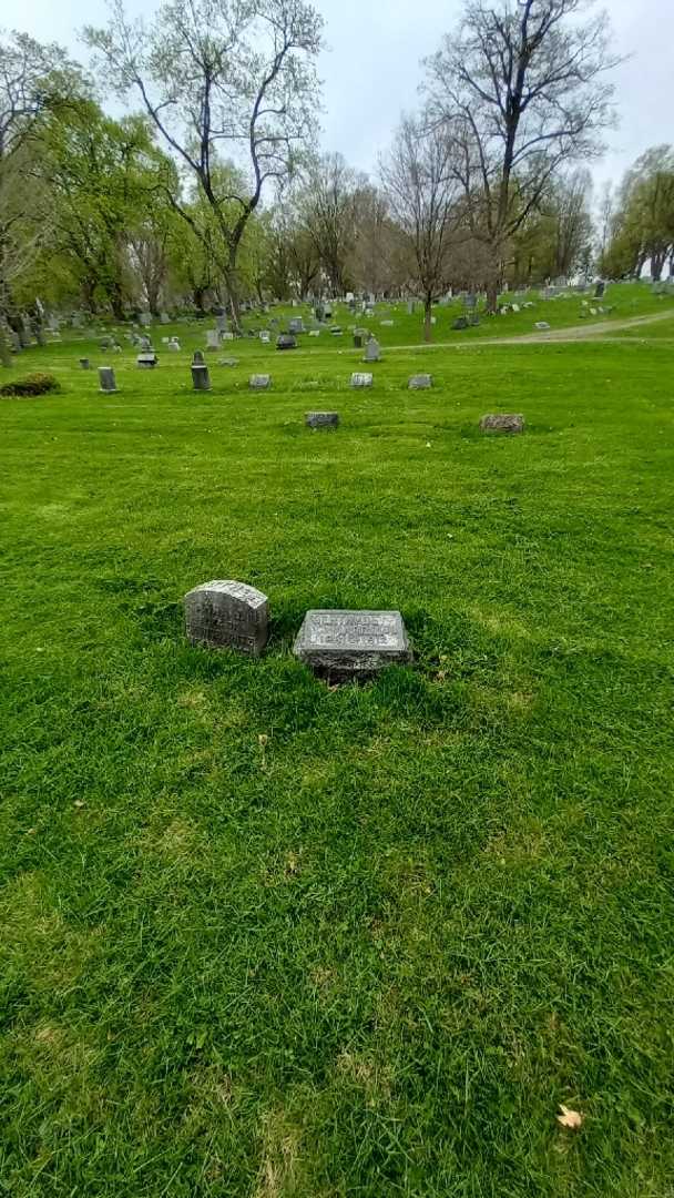 Gertrude Harroun's grave. Photo 1