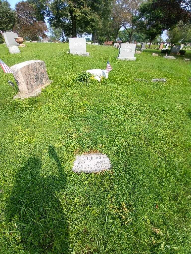 Meta Sutherland's grave. Photo 3