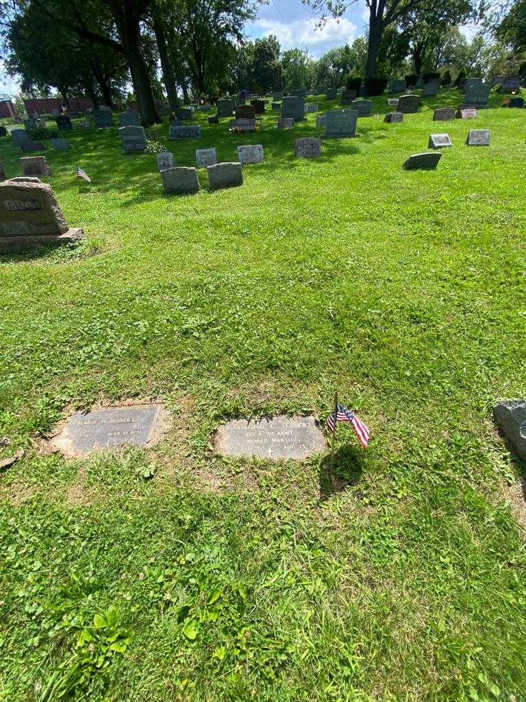 Raymond C. Seibert's grave. Photo 1