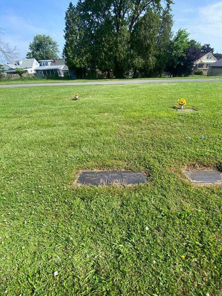 Loron R. Hinkle's grave. Photo 1
