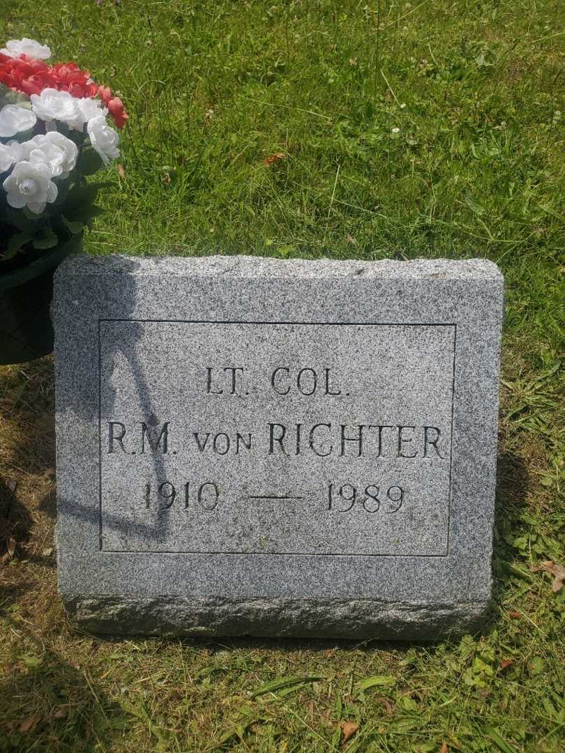 Raoul M. Von Richter's grave. Photo 3
