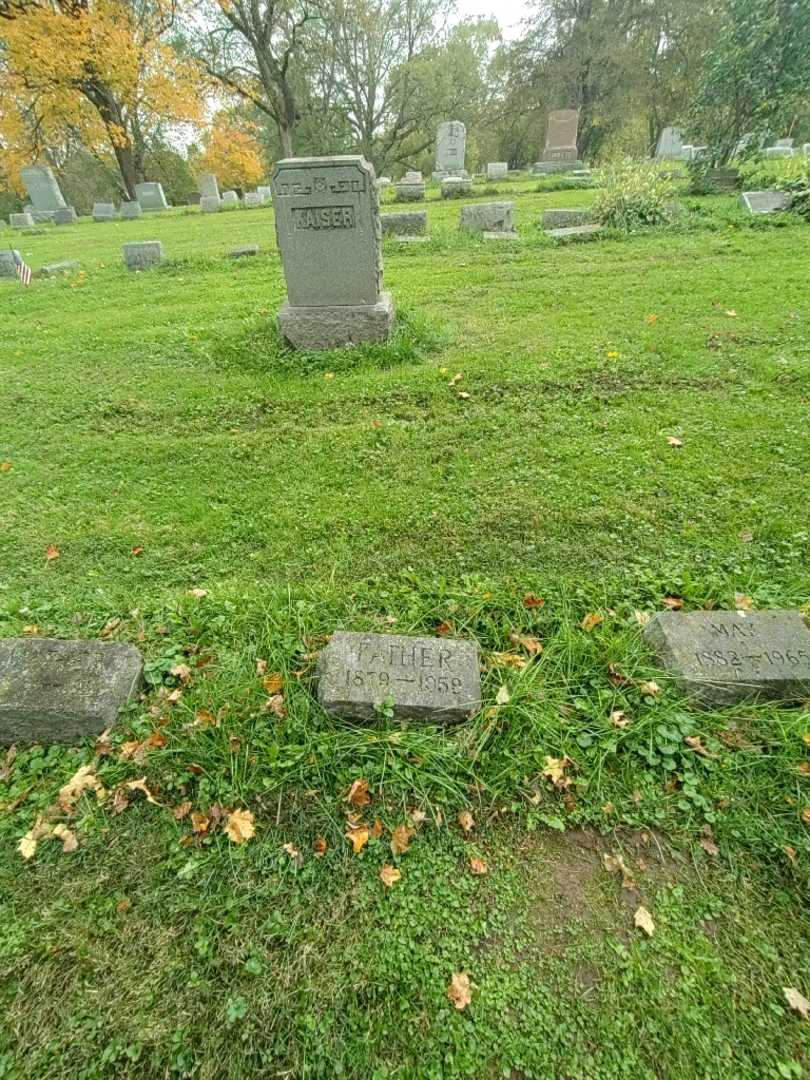 Henry J. Kaiser's grave. Photo 1