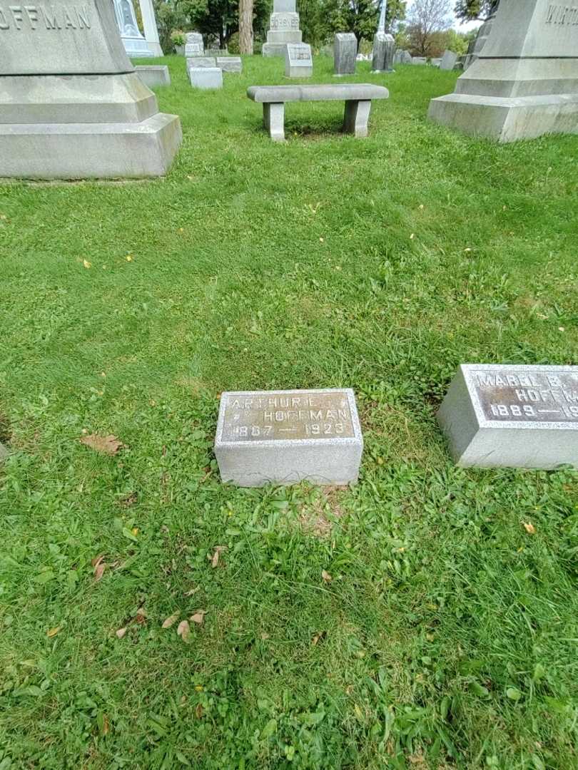 Arthur E. Hoffman's grave. Photo 1