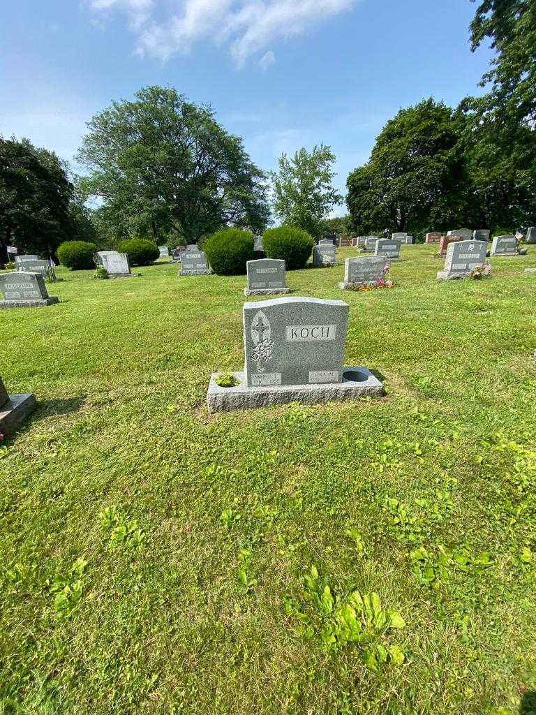 Ora M. Koch's grave. Photo 1