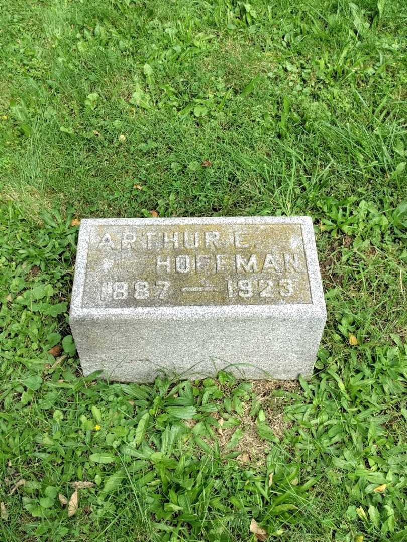 Arthur E. Hoffman's grave. Photo 2