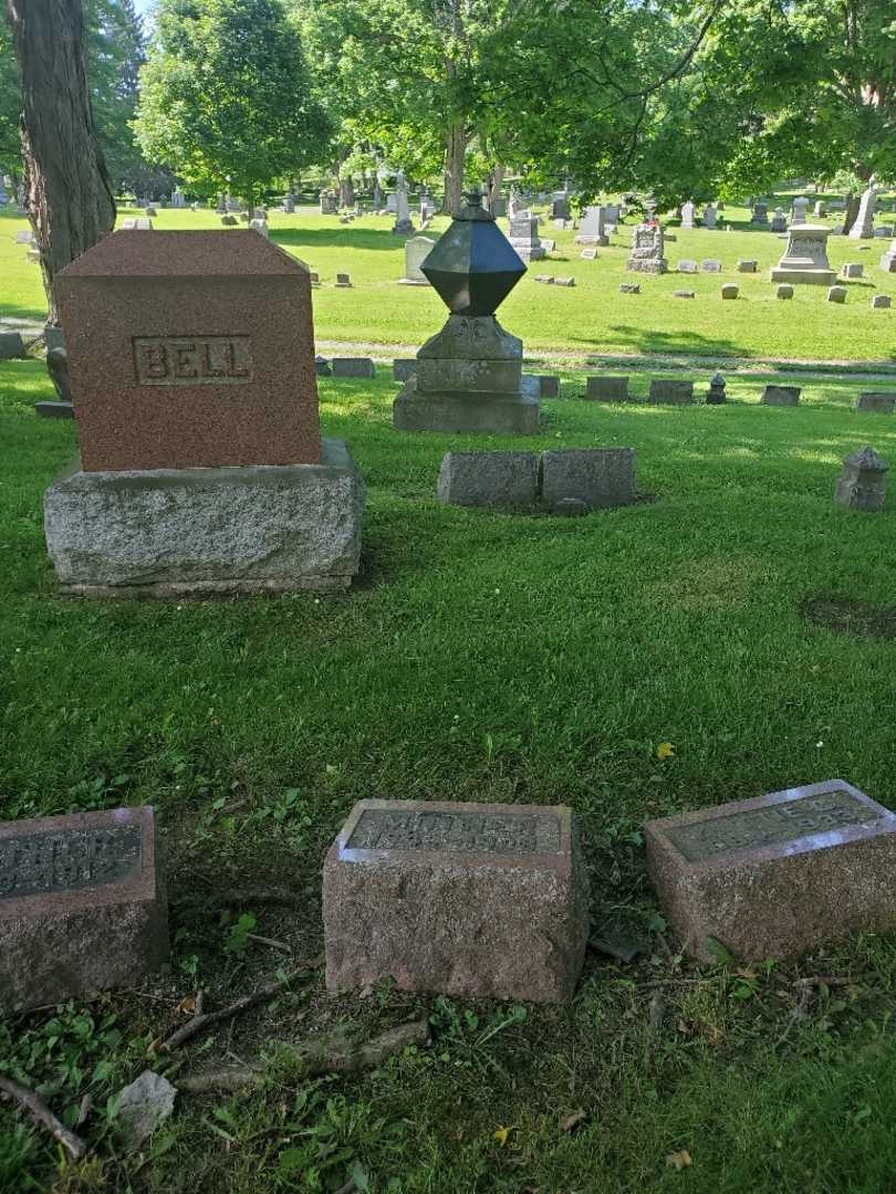 Agnes Bell's grave. Photo 2