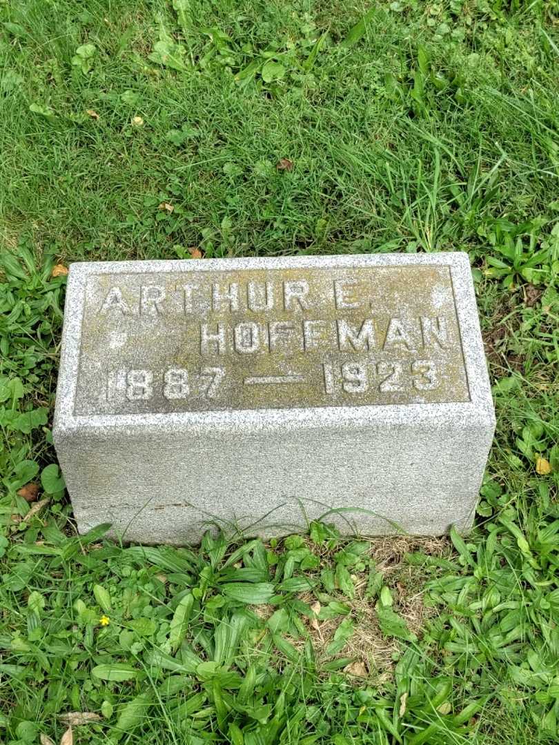 Arthur E. Hoffman's grave. Photo 3