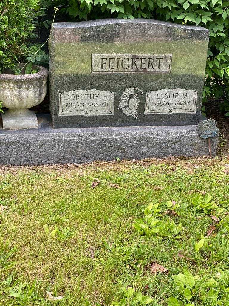 Leslie M. Feickert's grave. Photo 3