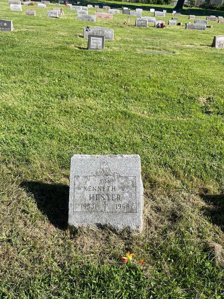 Kenneth W. Hester's grave. Photo 2