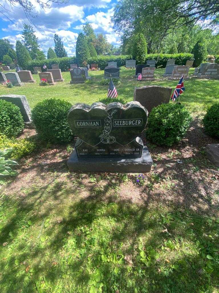 Donald Seeburger Senior's grave. Photo 1