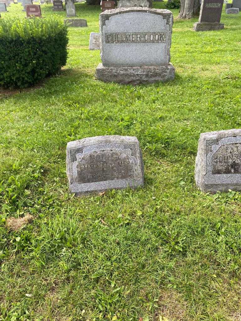 Emma Fullmer's grave. Photo 2