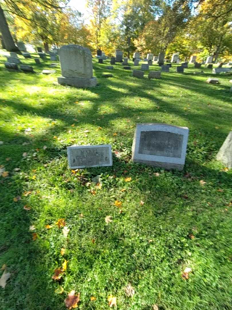 Mabel I. Comstock's grave. Photo 1